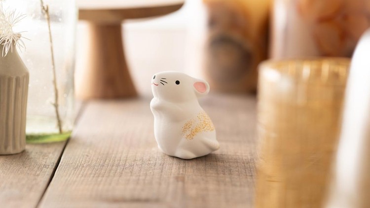 The Chinese/Japanese zodiac is a concept associated with the traditional Chinese calendar and fortune telling.The zodiac animals differ depending on the country.