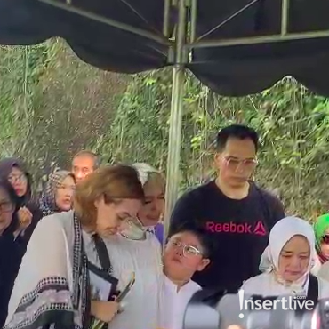 Tangis Intan Ayu Pecah Iringi Pemakaman Ayahanda