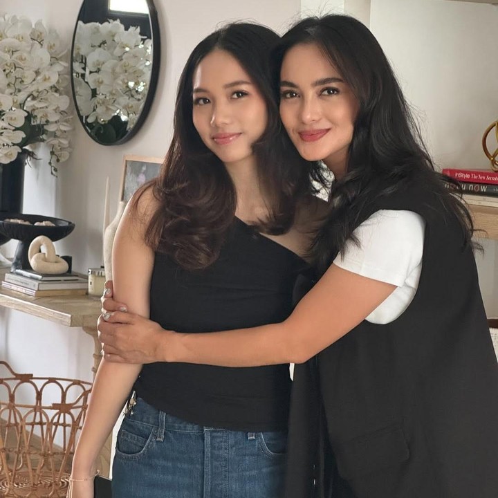 <p>Putri sulung Ririn Ekawati, Jasmine Abeng, baru saja berulang tahun yang ke-21, Bunda. Dalam rangka merayakan ulang tahun sang putri, Ririn membuat sebuah video kompilasi potret cantik Jasmine. (Foto: Instagram: @ririnekawati)</p>