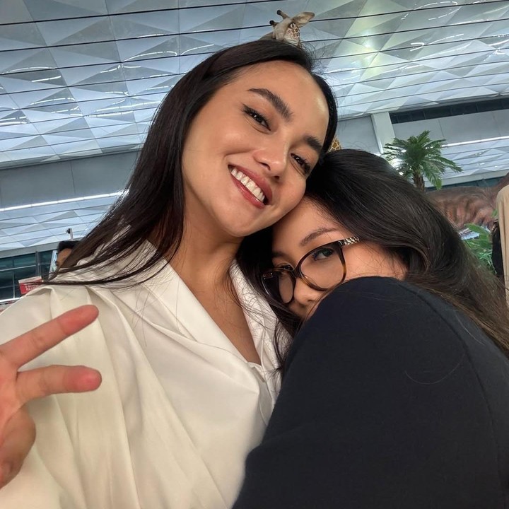 <p>Walaupun tengah memiliki hubungan jarak jauh dengan sang putri, Ririn tetap menyempatkan waktu untuk mengunjungi Jasmine, Bunda. Keduanya pun terlihat sering jalan-jalan menghabiskan waktu bersama. (Foto: Instagram: @ririnekawati)</p>