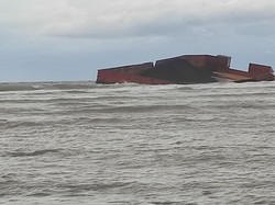 Tongkang Kandas di Perairan Pandeglang, Muatan Batu Bara Tercecer di Pantai