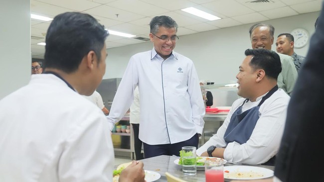 Menaker Yassierli menegaskan bahwa norma ketenagakerjaan penting diterapkan untuk melindungi hak-hak pekerja, sekaligus menjaga keberlangsungan usaha.