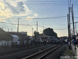Detik-detik Bentor dan 2 Motor Tertabrak KA di Asemrowo Surabaya