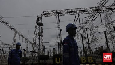 Wakil Menteri Badan Usaha Milik Negara (BUMN), Kartika Wirjoatmodjo bersama Direktur Transmisi dan Perencanaan Sistem PLN, Evy Haryadi dan Direktur Keuangan PLN Sinthya Roesly saat mengecek kesiapan p