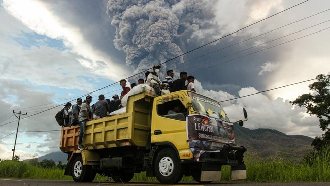Gunung Lewotobi Laki-laki, di Flores Timur, NTT, Senin (20/1) sore mengalami sejumlah erupsi dengan semburan abu vulkanik sejauh 1.300 meter dari atas puncak.