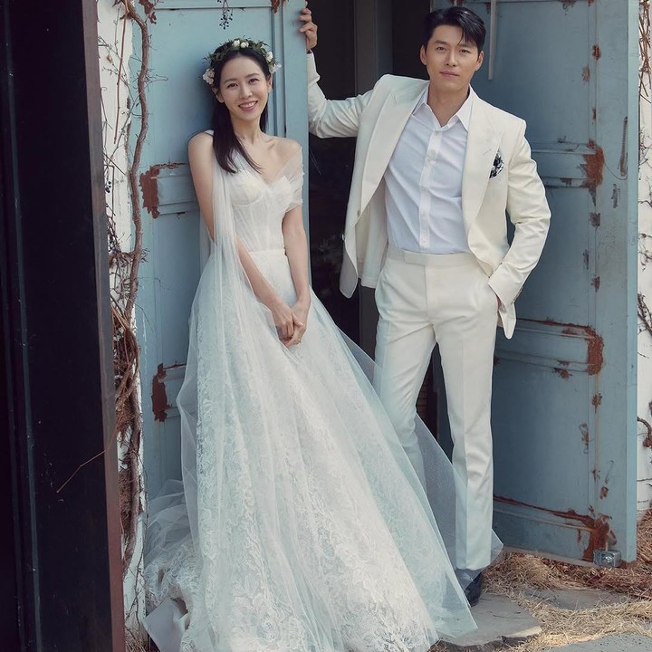<p>Kisah asmara pasangan drama Korea Hyun Bin dan Son Ye Jin bermula ketika mereka berperan dalam <em>Crash Landing On You.</em> Pernikahan mereka berlangsung meriah pada 31 Mei 2022 dan kini telah dikaruniai seorang anak lelaki, Bunda. (Foto: Instagram @yejinhand)</p>