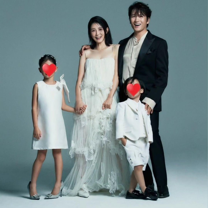 <p>Lee Bo Young dan Ji Sung kerap menghabiskan waktu bersama sepasang anak lelaki dan perempuan mereka dan membagikan momennya di media sosial. Pasangan ini bertemu dalam drama <em>Save the Last Dance</em> dan menikah pada 2013, Bun. (Foto: Instagram @lee.b0.young)</p>