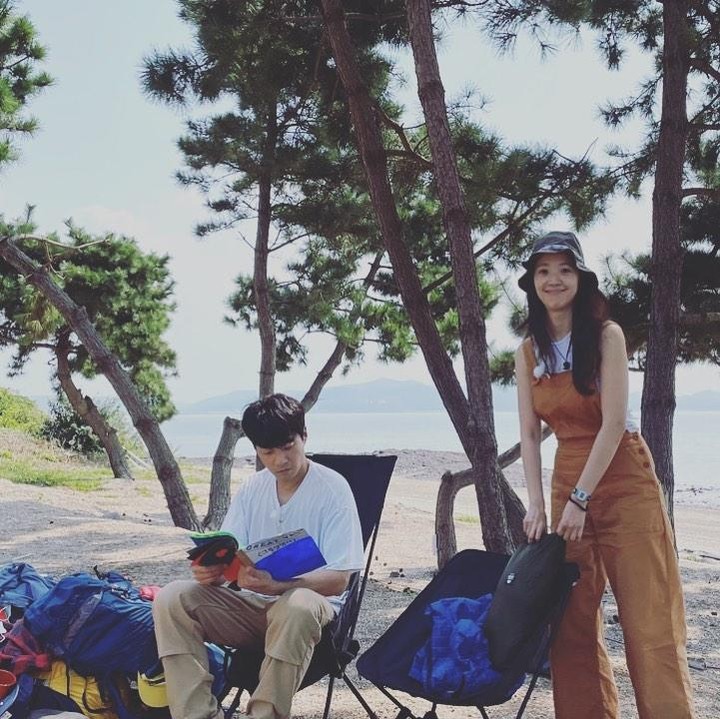 <p>Lee Chun Hee dan Jun Hye Jin cinlok saat berperan sebagai sepasang kekasih dalam drakor <em>Smile, You</em> pada 2009. Setelah menjalin kedekatan melalui syuting drakor tersebut, mereka memutuskan untuk menikah pada 11 Maret 2011. (Foto: Instagram @chuny012)</p>