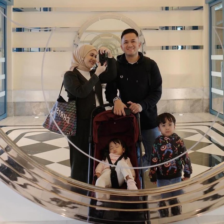 <p>Bertepatan liburan sekolah Kesha dan suami membawa dua anaknya Qwenzy Kalandra Putra Pramana dan Aisha Kaluna Letecia, liburan ke Hongkong. Momen liburan ini dipilih untuk merayakan ulang tahun putra sulungnya Qwenzy Kalandra. (Foto @kesharatuliu05).</p>