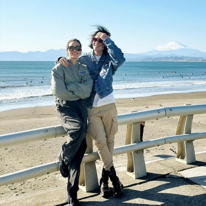 <p>Vino G Bastian dan Marsha Timothy juga mengenakan <em>outfit</em> kece saat mengunjungi pulau Enoshima, Jepang, pada Januari 2024. Keduanya melengkapi penampilan mereka dengan mengenakan sepatu <em>boots</em> berwarna hitam. (Foto: Instagram@marshatimothy)</p>