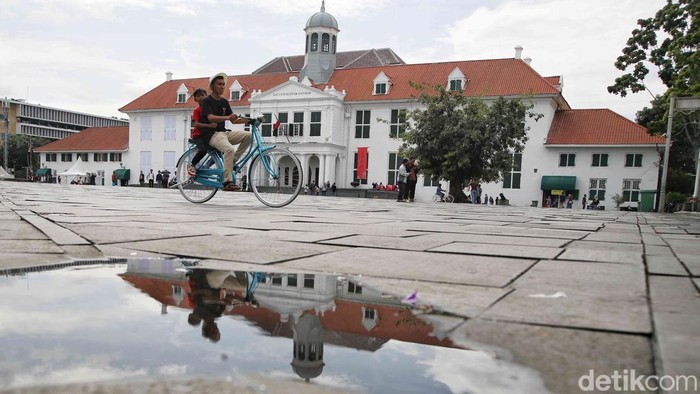 Sejumlah pegunjung menikmati suasana Kota Tua, Jakarta, Jumat (27/12/2024).