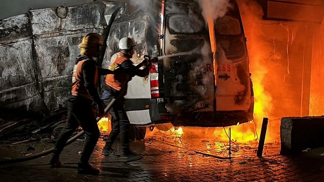 Lima jurnalis asal Palestina tewas terbakar dalam sebuah mobil usai diserang rudal oleh pasukan Israel.