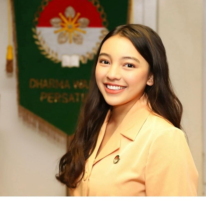 <p>Nadia juga mem-posting riasannya yang sederhana saat mengenakan seragam resmi istri diplomat. Banyak netizen memuji paras cantik putri dari Soraya Haque dan Ekki Soekarno ini lho, Bunda. "Ibu DWP cantik," tulis akun @nu***. "Cantiknya ibu DWP," ujar @yu***. (Foto: Instagram @nadiasoekarno)</p>