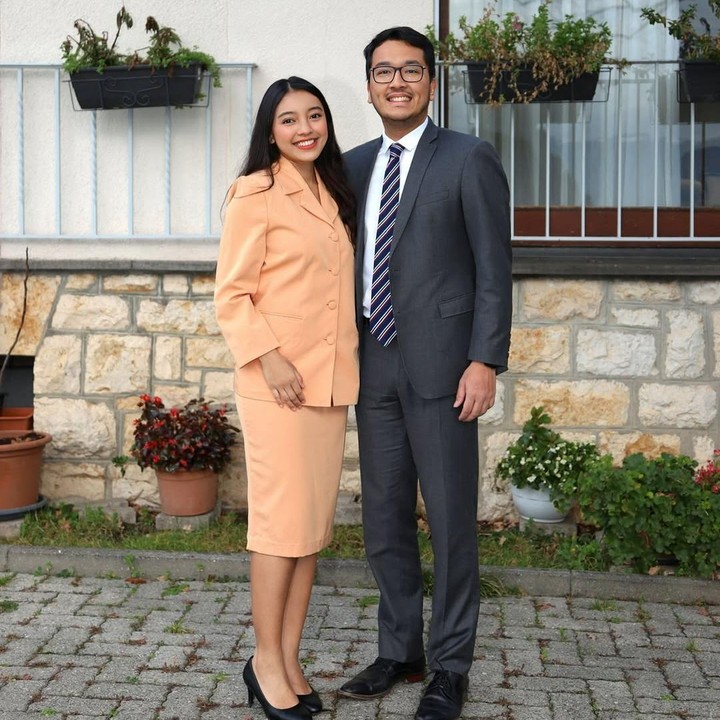 <p>Dalam foto ini, Nadia tampak serasi kala bersanding dengan sang suami yang resmi meminangnya pada 28 Januari 2024. Sang suami Kama Sukarno terlihat mengenakan setelan jas lengkap berwarna abu-abu. (Foto: Instagram @nadiasoekarno)</p>