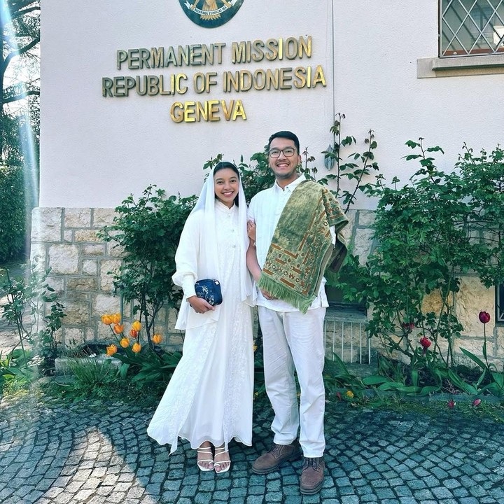 <p>Aktris Nadia Soekarno saat ini menetap di Swiss untuk mendampingi suaminya yang bekerja di sana. Sang suami Kama Sukarno diketahui berprofesi sebagai diplomat muda di kantor Perwakilan Tetap Republik Indonesia (PTRI) Jenewa di Swiss. (Foto: Instagram @nadiasoekarno)</p>