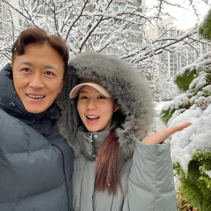 <p>Park Si Eun dan Jin Tae Hyun pertama kali bertemu dalam drakor <em>Pure Pumpkin Flower</em>, lalu bertemu kembali dalam <em>Take My Hand</em> sebelum akhirnya menikah pada tahun 2015. Kini mereka kerap ikut serta dalam kegiatan maraton. (Foto: Instagram @taihyun_zin)</p>
