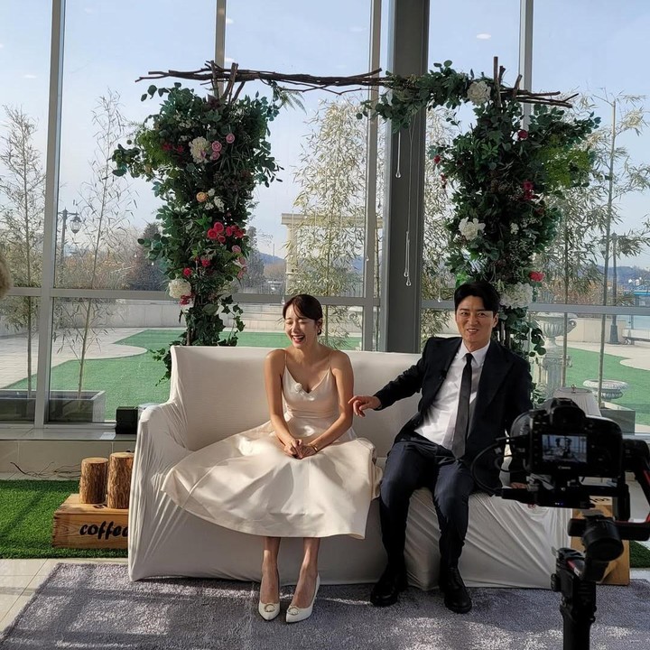 <p>Pasangan In Gyo Jin dan So Yi Hyun telah bersahabat sebelum bertemu dalam beberapa drama Korea, salah satu drakor yang mereka perankan yaitu <em>Happy Ending</em> (2012). Kini mereka berdua hidup bahagia dengan kedua putrinya, Bunda. (Foto: Instagram @ssoyang84)</p>