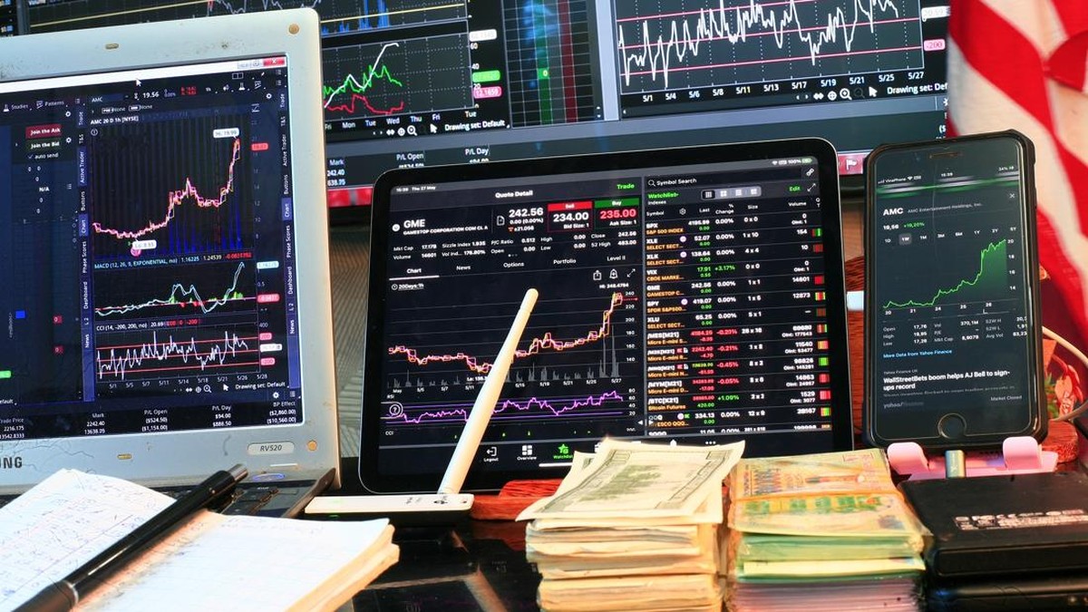 Pagi-Pagi IHSG Dibuka 1%, Rupiah Nyaris Rp 18.000 