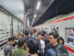 KRL Manggarai-Bogor Gangguan, Penumpang Menumpuk di Stasiun