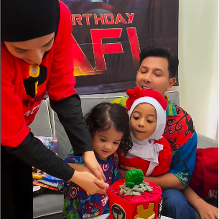 <p>"Anakku sayang King Zhafi Zayyan Slofa, semoga bahagia ya hari ini, yang mulai paham tentang hari lahirnya. Kebahagiaan Dede Zhafi kebahagiaan <em>Mommy Daddy</em>. Semoga <em>Mommy Daddy</em> bisa selalu bahagiain Dede Zhafi, tumbuh dan besar menjadi anak yang selalu bahagia dan ceria dan selalu dalam lindungan Allah," ujarnya dengan menyisipkan emotikon hati. (Foto: Instagram: @fairuzarafiq)</p>