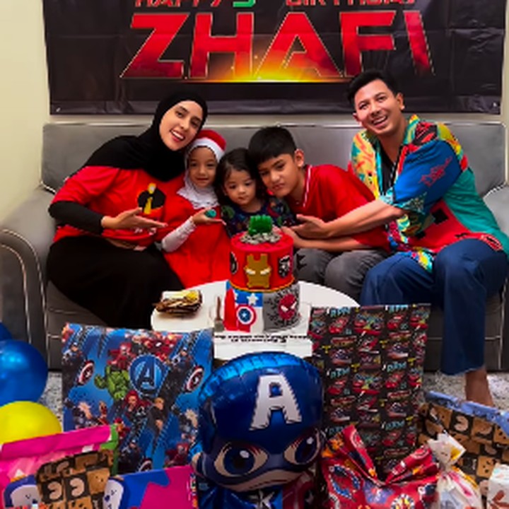 <p>Momen ini dibagikan langsung oleh Fairuz melalui laman Instagram-nya. Ia turut mengungkapkan perasaannya pada sang putra bungsu dan berharap bisa selalu membahagiakan Zhafi sehingga menjadi anak yang selalu ceria dan dalam lindungan Allah. (Foto: Instagram: @fairuzarafiq)</p>