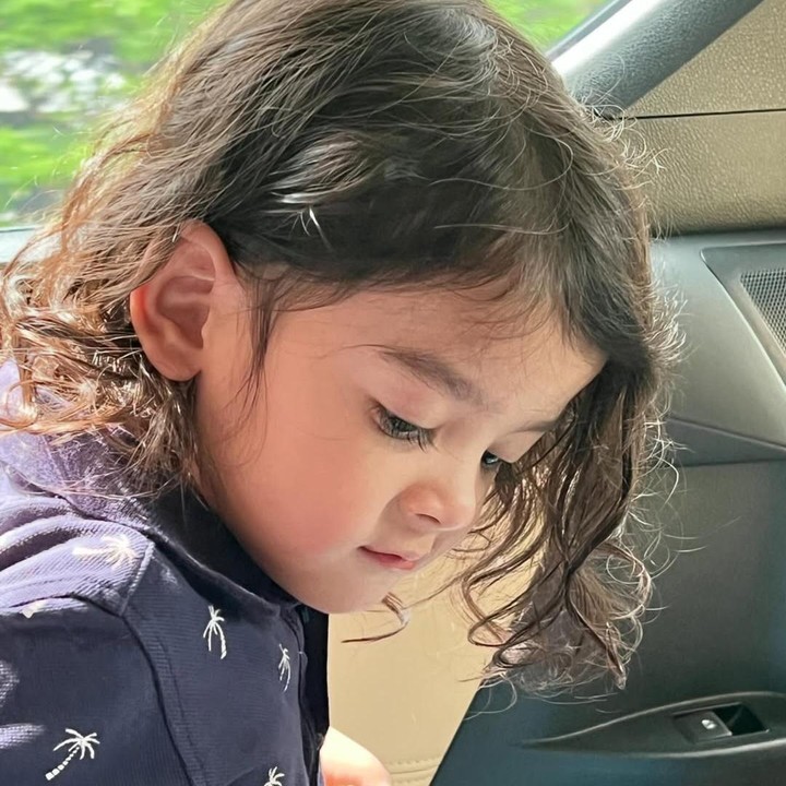 <p>Bocah yang akrab disapa Zhafi ini lahir pada 21 Desember 2021. Beberapa waktu lalu, dirinya baru saja berulang tahun yang ketiga, lho. (Foto: Instagram: @kingzhafizayyanslofa)</p>