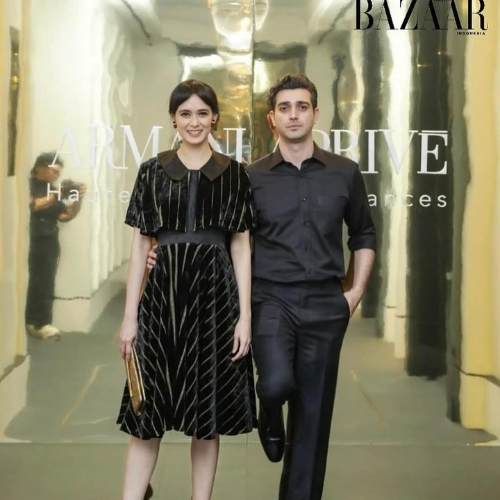 <p>Pasangan artis yang satu ini juga tak kalah menarik, Renata Kusmanto dan Fachri Albar kerap tampil mengenakan <em>outfit</em> serasi. Seperti potret berikut ini saat mereka menghadiri launching salah satu produk parfum. Mereka mengenakan <em>dresscode</em> berwarna hitam yang membuatnya terlihat elegan. (Foto: Instagram@renata711)</p>