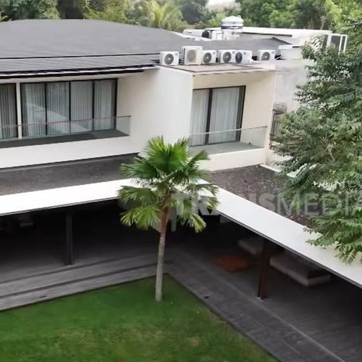 <p>Pasangan artis Citra Kirana dan Rezky Aditya tinggal di hunian yang cukup luas di kawasan Jakarta Selatan. Rumah mewah yang desainnya mirip vila ini dibangun di atas tanah dengan luas 1.200 meter persegi. (Foto: YouTube TRANS7 OFFICIAL)</p>