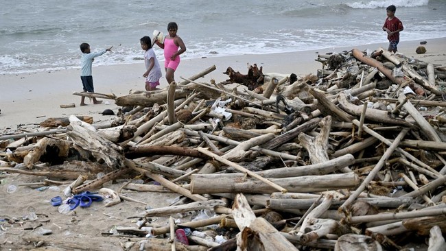 FOTO: Musim Sampah Kiriman Banjiri Pantai-pantai Bali di Akhir Tahun