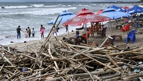FOTO: Musim Sampah Kiriman Banjiri Pantai-pantai Bali di Akhir Tahun