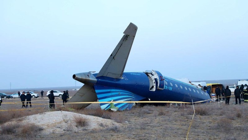 Lubang terlihat pada reruntuhan pesawat Azerbaijan Airlines nan jatuh di dekat kota Aktau, Kazakhstan pada Kamis (25/12/2024). (Social Media/via REUTERS)