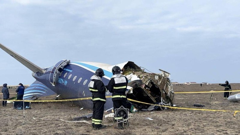 Lubang terlihat pada reruntuhan pesawat Azerbaijan Airlines nan jatuh di dekat kota Aktau, Kazakhstan pada Kamis (25/12/2024). (Social Media/via REUTERS)