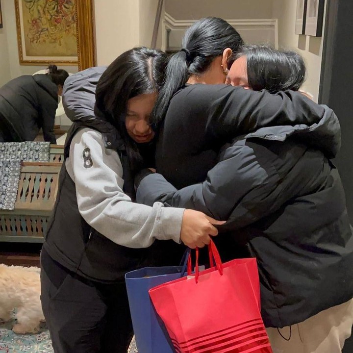 <p>Shahnaz dan Gilang sengaja tidak memberi tahu ketiga putri mereka tentang kunjungan ini, Bunda. Sesampainya di San Francisco, California, Amerika Serikat, keduanya tiba-tiba muncul dan membuat ketiga putri mereka syok sekaligus bahagia. Pruistin, Mieke, dan Charlotte langsung memeluk sang Bunda saat pertama kali menyadari kehadirannya di rumah. (Foto: Instagram @shahnaz.haque)</p>