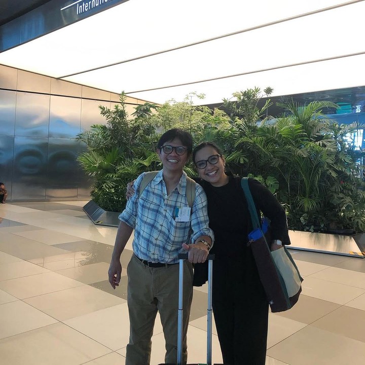 <p>Ketiga putri Shahnaz Haque, Pruistin Aisha Haque Ramadhan, Mieke Namira Haque Ramadhan, dan Charlotte Fatima Haque Ramadhan, tengah berkumpul di Amerika Serikat (AS) setelah 1,5 tahun hidup terpisah karena mengejar pendidikan. Baru-baru ini, Shahnaz dan sang suami Gilang Ramadhan memberikan kejutan dengan mengunjungi ketiga putri mereka di AS. (Foto: Instagram @shahnaz.haque)</p>
