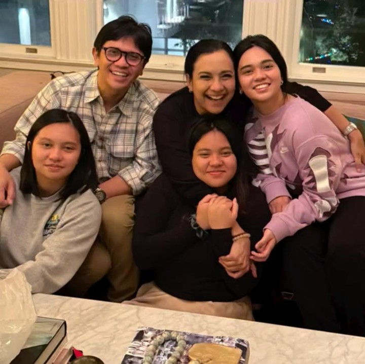 <p>Di hari spesial tersebut, Shahnaz dan Gilang juga tak lupa mengabadikan momen reuni bersama ketiga putrinya. Mereka berkumpul setelah lama tidak bertemu. Momen reuni keluarga ini sepertinya sangat dinanti Shahnaz dan Gilang lantaran ketiga anak mereka sudah jarang bersama karena tinggal di negara yang berbeda. Pru diketahui menetap di Kanada, Mieke tengah melanjutkan studi di AS, sementara Charlotte kini menjalani studi di Institut Pertanian Bogor (IPB). (Foto: Instagram @pruistinramadhan)</p>