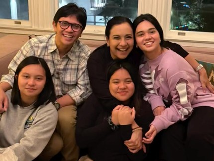Bikin Kejutan, 5 Potret Haru Shahnaz Haque dan Gilang Ramadhan Kunjungi Tiga Anaknya di Amerika Serikat