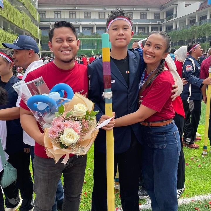 <p>Belakangan, Sheemar diketahui ikut terjun ke dunia tarik suara mengikuti jejak ayah kandunganya, Angga Puradiredja yang merupakan vokalis MALIQ & D'Essentials. Meski suka bermusik, Sheemar ternyata juga memiliki cita-cita ingin menjadi dokter seperti ayah sambungnya. "<em>Bismillah</em> semoga nanti aku bisa jadi dokter hebat kayak Papa Kiko," tulis Sheemar dalam unggahan bersama ayah sambungnya. (Foto: Instagram @aldicosapardan)</p>