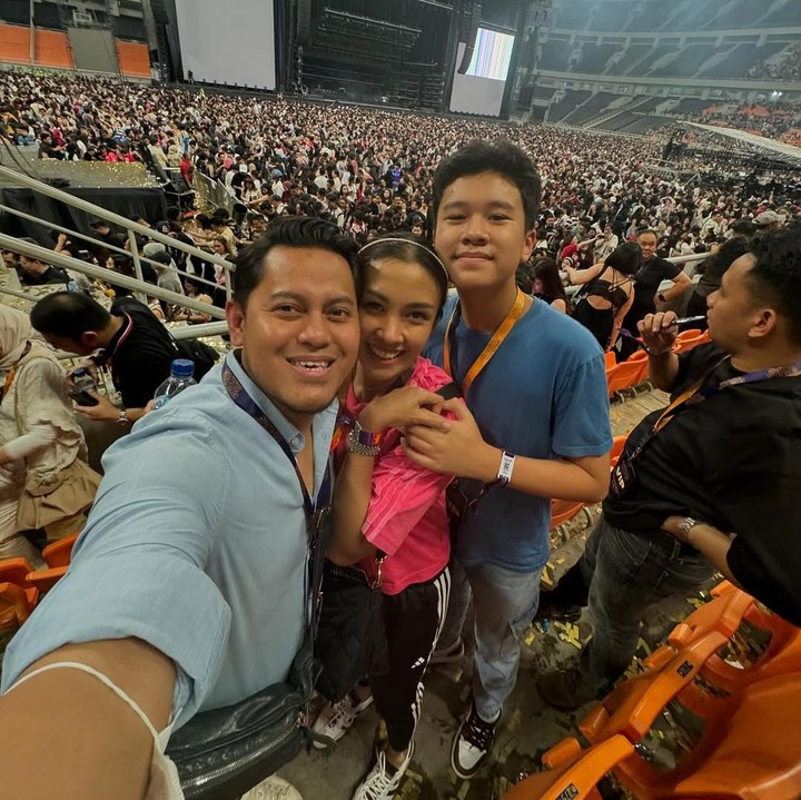 <p>Putra semata wayang Melanir Putria, Sheemar Rahman Puradiredja, sangat dekat dengan ayah sambungnya Aldico Sapardan. Keduanya kerap menghabiskan waktu bersama, Bunda. (Foto: Instagram @aldicosapardan)</p>