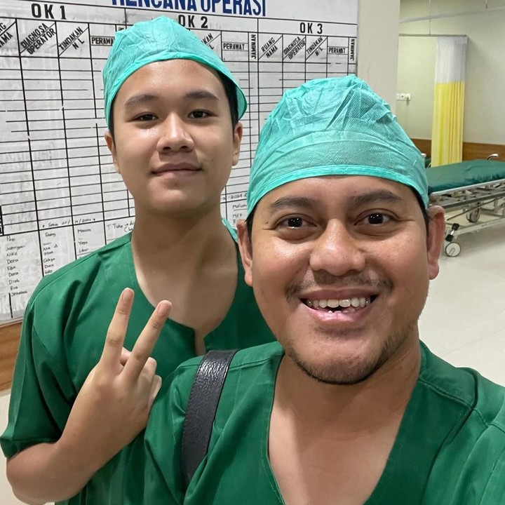 <p>Baru-baru ini, Sheemar diajak oleh ayah sambungnya masuk ruang operasi untuk melihat langsung sang ayah bekerja. Perlu diketahui, Aldico Sapardan berprofesi sebagai dokter spesialis ortopedi dan traumatologi. (Foto: Instagram @aldicosapardan/ @sheemar_rahman)</p>
