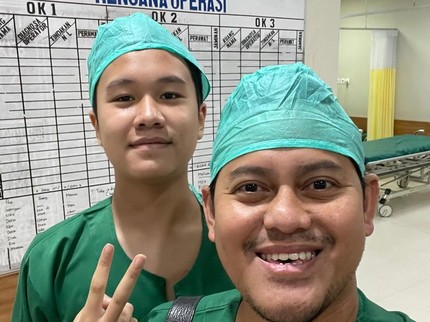 5 Potret Kedekatan Sheemar Anak Melanie Putria Bersama Ayah Sambung, Diajak Operasi Pasien
