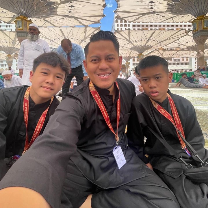 <p>Sheemar juga akrab dengan saudara sambungnya, Akira, yang merupakan anak kandung Aldico. Beberapa bulan lalu, Aldico membagikan potret bersama kedua putranya saat menunaikan ibadah umrah. (Foto: Instagram @aldicosapardan)</p>