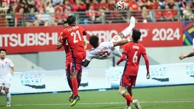 FOTO: Kontroversi Vietnam Hajar Singapura, 2 Gol di Akhir Laga