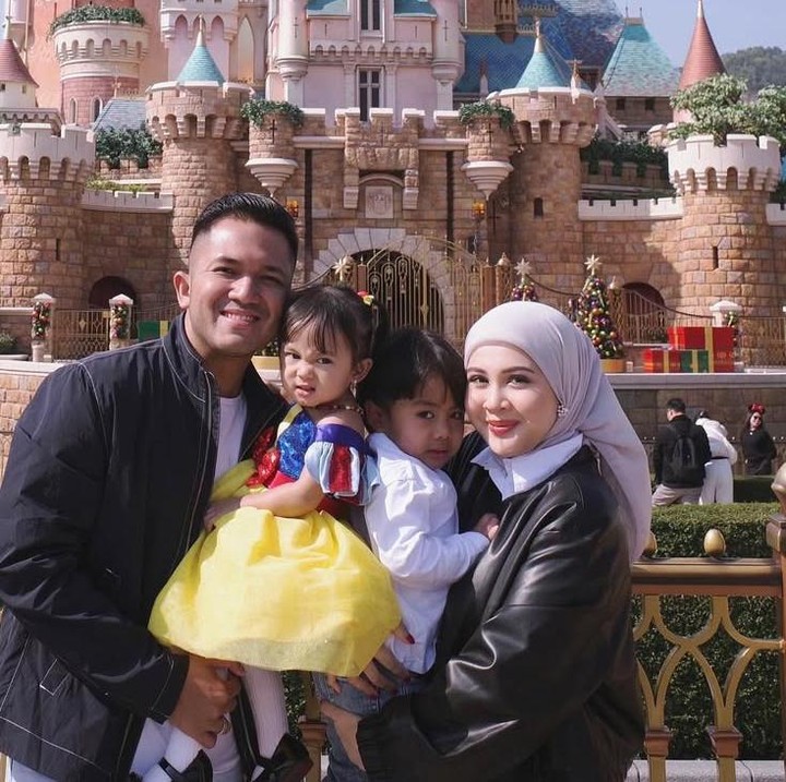 <p>Tak hanya Kesha dan suami, kedua anaknya juga terlihat sangat senang dan bahagia bisa liburan bersama kedua orangtuanya. (Foto @kesharatuliu05).</p>