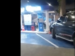 Sikap Menyebalkan Pemobil di RI: SPKLU buat Parkir, Eh Mobil Bensin Malah Ikutan
