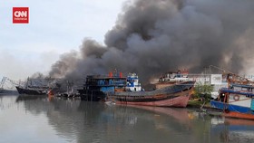 VIDEO: Belasan Kapal Terbakar di Pelabuhan Tegal