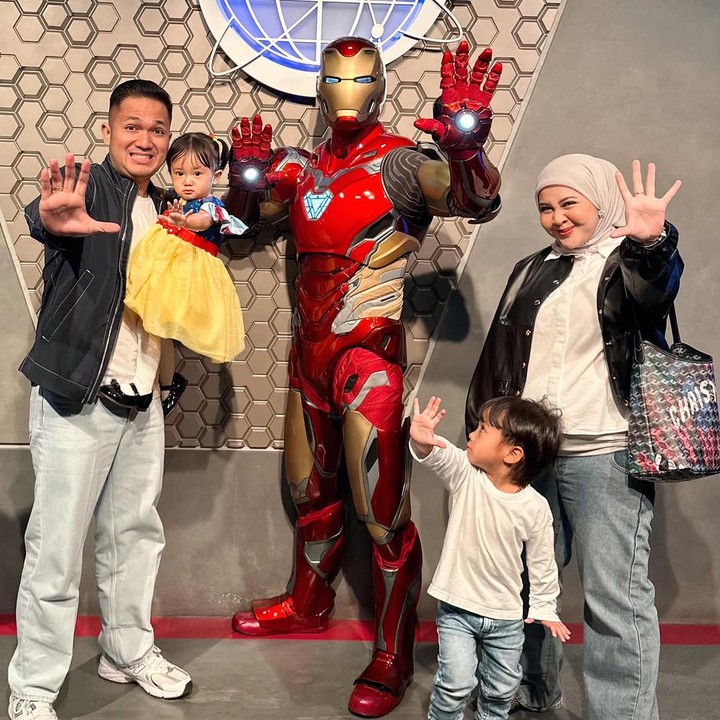 <p>Tujuan utama liburan pasangan yang menikah 2021 lalu ini ke Disneyland Hongkong. Mereka terlihat bersemangat mencoba wahana yang di sana. Tak ketinggalan, Kesha mengajak anaknya berpose dengan beberapa krakter salah satunya Iroman. (Foto: @kesharatuliu05)</p>