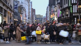 FOTO: Warga London Berburu Barang Diskon di Momen Boxing Day