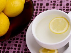 Sering Minum Air Lemon Bikin Gigi Rontok? Ini Kata Dokter