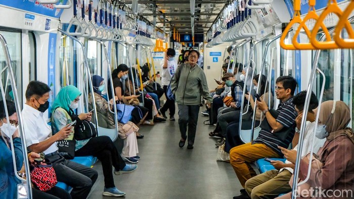 img-title Kebijakan Baru! ASN Wajib Naik Transportasi Umum ke Kantor, Kirim Selfie Sebagai Bukti