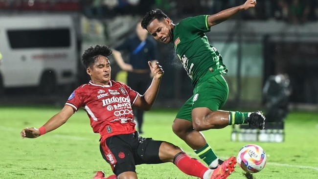 Bali United menang 2-0 Persebaya Surabaya dalam pertandingan pekan ke-17 Liga 1 2024/2025 di Stadion Kapten I Wayan Dipta, Sabtu (28/12).